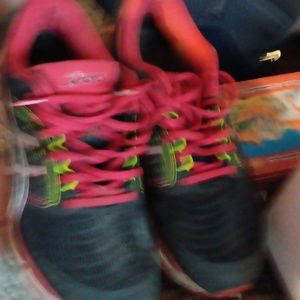 Athletic shoes aisics gel